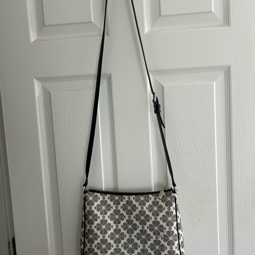 Signature Kate Spade Flower Large Swingpack Crossbody - Picture 2 of 7